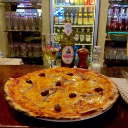 Cyrano - Filip J Fry would dig this anchovies pizza.