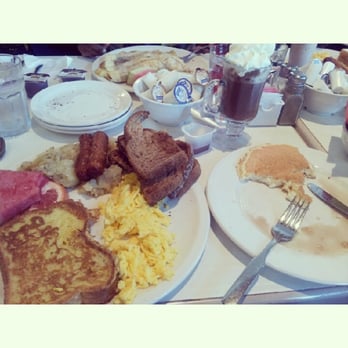Allô! Mon Coco - 3 eggs scrambled with brown bread, mashed potatoes, fruits, French toast, buttermilk pancake & hot chocolate with whipped cream - Breakfast & Brunch Near Me - Laval, Quebec