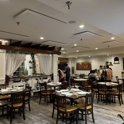 Mauka Indian Cuisine - Indoor seating