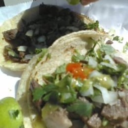 Tacos de asada (steak) y lengua (tongue)