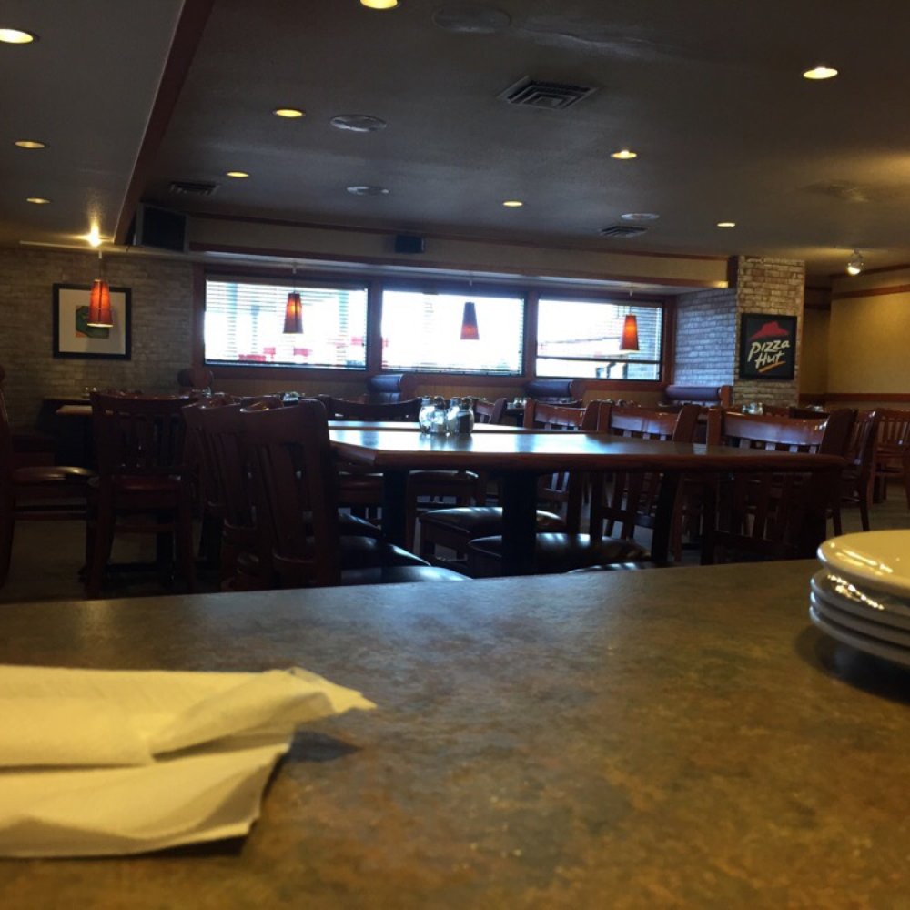 Pizza Hut - Clean dining room! - Pizza Near Me - Gallup, New Mexico