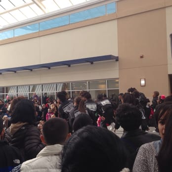 Tanger Outlets National Harbor - Live entertainment! The dancers are so cute! - Outlet Stores Near Me - National Harbor, Maryland