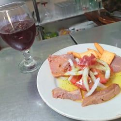 Neme - Exquisitas tapas y desayunos, sin olvidar la simpatía de los dependientes. Un placer poder disfrutar de la buena cocina a bien precio.