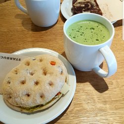 Starbucks - Foccacia und Matcha latte