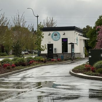 Briggs Taphouse - Coffee stand across the parking lot. There is also a fenced in seating area that is dog-friendly. - Pizza Near Me - Olympia, Washington