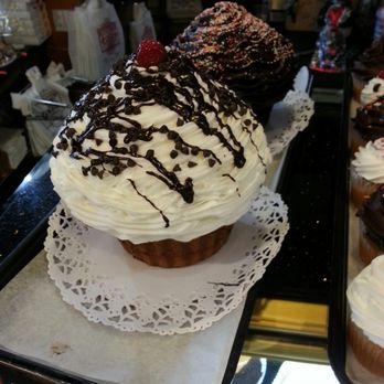 Kitchen Kabaret - Big huge cupcake - Delis Near Me - Roslyn Heights, New York