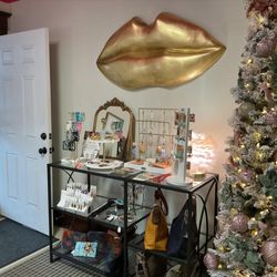 user provided Dee & Nicki's Boutique photo