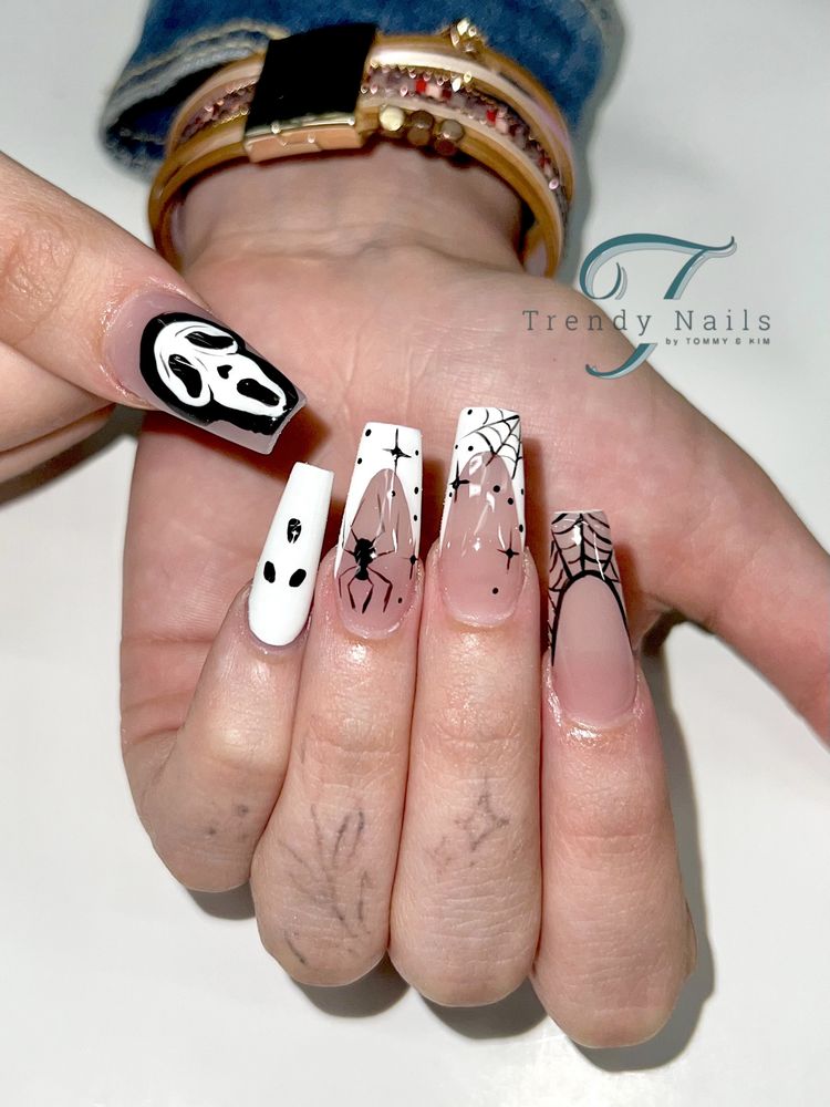 Trendy Nails Logo
