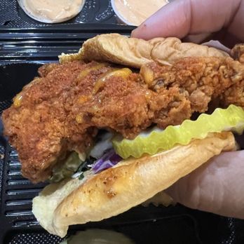 Dave's Hot Chicken - Slider with pickles, fried chicken mild spiciness - Chicken Shop Near Me - Ontario, California Dave's Hot Chicken - Slider with pickles, fried chicken mild spiciness - Chicken Shop Near Me - Ontario, California
