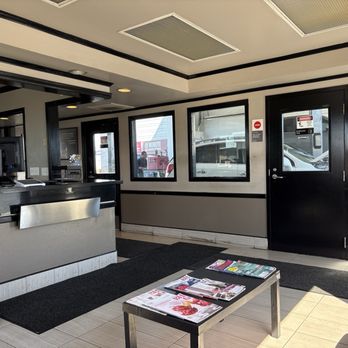 Jiffy Lube - Neat, proper waiting area. I appreciate the Kerig! - Auto Repair Near Me - Long Beach, California