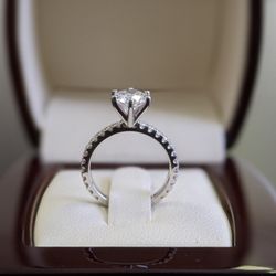 Luksus Diamonds - Platinum engagement ring with 1.05ct round brilliant diamond