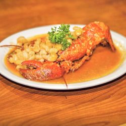 Langosta Entera Rellena de Camarones al Ajillo
Whole Lobster Stuffed with Shrimps in Garlic Sauce