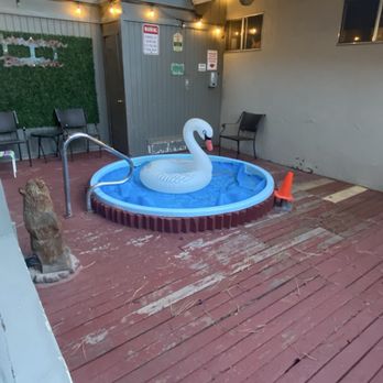 Cinnamon Bear Inn - Saddest jacuzzi ever! - Hotels Near Me - Mammoth Lakes, California Cinnamon Bear Inn - Saddest jacuzzi ever! - Hotels Near Me - Mammoth Lakes, California