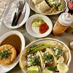 Burrito Dinner w/ Rice, Beans, & Salad con Arroz, Frijoles y Nachos, Carnitas Tacos