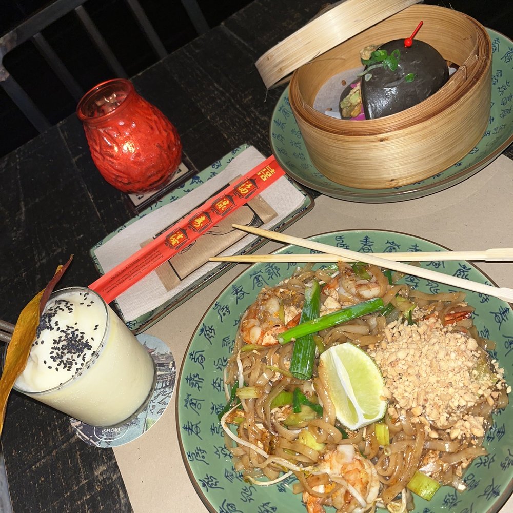 Fooooood! Some mango coconut drink (not good), Pad Thai w/ prawns (get!), sea bass bao (cool looking but meh)