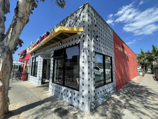 Safe and Clean Environment - Across the St from the Beach! - Refresh your wardrobe with a view! Our clean, safe laundromat is just steps from the beach—perfect for a quick, breezy laundry day.