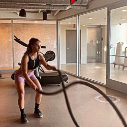 Tivi Training - Battle ropes: increase heart and muscle tone. Stay squatted and pump your arms while keeping your head up for good posture.