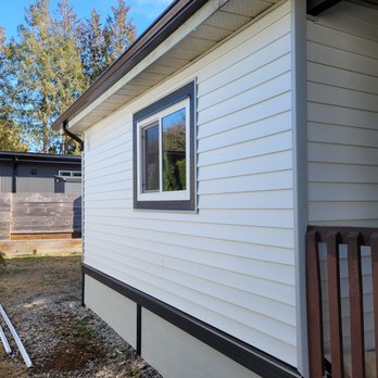 Zavi Homes - a view of the back of a house - General Contractors Near Me - Gibsons, British Columbia Zavi Homes - a view of the back of a house - General Contractors Near Me - Gibsons, British Columbia