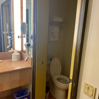 Harbor View Inn - Large bathroom-separate toilet shower area - Hotels Near Me - Santa Barbara, California Harbor View Inn - Large bathroom-separate toilet shower area - Hotels Near Me - Santa Barbara, California