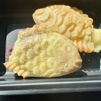 Twinkle Cafe - My little fish buns, one custard and one red bean. I had to break the tails off and eat them before I could take a picture. - Korean Near Me - Sequim, Washington Twinkle Cafe - My little fish buns, one custard and one red bean. I had to break the tails off and eat them before I could take a picture. - Korean Near Me - Sequim, Washington