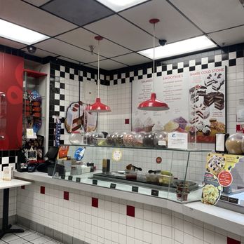 Cold Stone Creamery - Inside - Ice Cream & Frozen Yogurt Near Me - Sherman Oaks, California