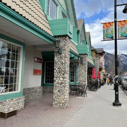FreeStyle Vapes - Canmore - FreeStyle Vapes - Canmore exterior entrance from Main Street