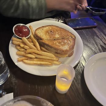 Avenue Kitchen + Bar - Grilled cheese and fries - Beer Bar Near Me - Somerville, Massachusetts Avenue Kitchen + Bar - Grilled cheese and fries - Beer Bar Near Me - Somerville, Massachusetts