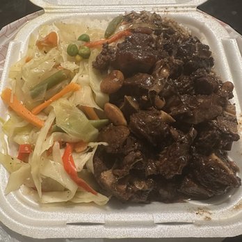 True Island Grille - Oxtails, with cabbage and white rice - Caribbean Near Me - Orlando, Florida True Island Grille - Oxtails, with cabbage and white rice - Caribbean Near Me - Orlando, Florida