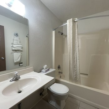 Super 8 by Wyndham Murdo - Bathroom - Hotels Near Me - Murdo, South Dakota Super 8 by Wyndham Murdo - Bathroom - Hotels Near Me - Murdo, South Dakota