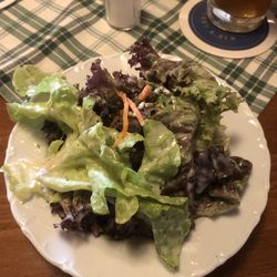 Gasthaus Obermühle - Beilagensalat mit Maggidressing und Karotten und Krautsalat aus dem Glas oder Dose