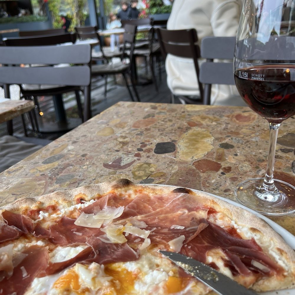 ZeroZero - Pugliese Tomate biológico, mozzarella fiordilatte, presunto de Parma 18 meses, ricota, ovo e parmigiano reggiano 16 meses 21,50 € - Pizza Near Me - Lisbon, 11