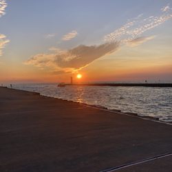 Hollister's Water's Edge Lodge - Beautiful view of sunset on the pier every night