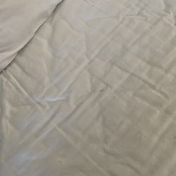 Sleep Inn South Bend Airport - Sheets are very old and dirty !!!!