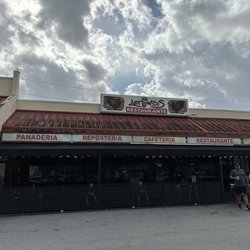 Latinos Restaurante - The entrance