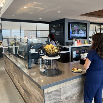 United Club - Airport Lounges Near Me - Newark, New Jersey