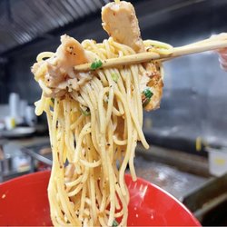 KEEKS Eggrolls & Wings - Chicken garlic noodles. Add chili flakes for an extra kick!
