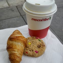 Mocambo Coffee - Mijn koffie, (mini)croissant en superlekker koekje (het ander zat al achter mijn kiezen)