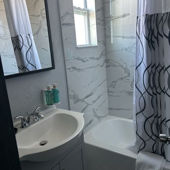 Avalon Inn - Nicely redecorated small bathroom. - Hotels Near Me - Saint Petersburg, Florida Avalon Inn - Nicely redecorated small bathroom. - Hotels Near Me - Saint Petersburg, Florida