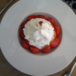 Le Festin de Babette - Pavlova a la feve de tonka et fraises