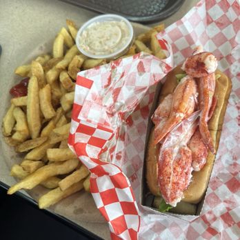 Lenny's Takeout - Large lobster roll platter - Seafood Near Me - Shediac, New Brunswick Lenny's Takeout - Large lobster roll platter - Seafood Near Me - Shediac, New Brunswick