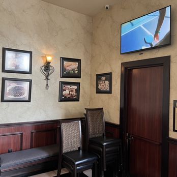 LouCas - Foyer - Italian Near Me - Edison, New Jersey LouCas - Foyer - Italian Near Me - Edison, New Jersey