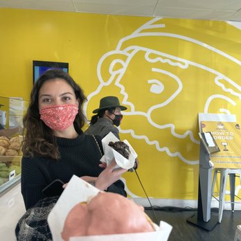 Beard Papa's - Oreo with vanilla and strawberry with strawberry - Desserts Near Me - Los Angeles, California Beard Papa's - Oreo with vanilla and strawberry with strawberry - Desserts Near Me - Los Angeles, California