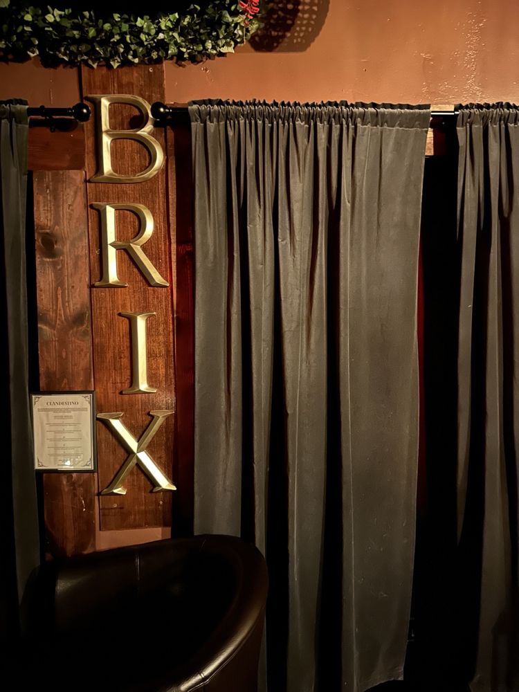Clandestino - Brix Logo