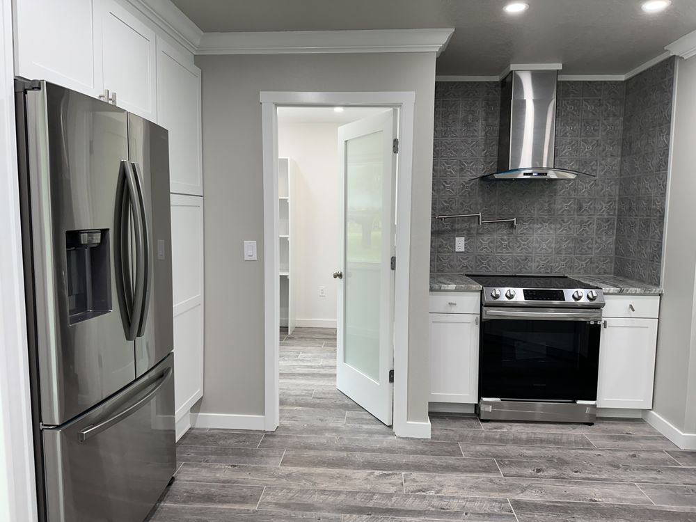 Slide of Elliotts Elite Home Solutions