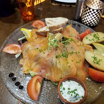 La Lycorne - Salmon salad - French Near Me - Dinan, 22 La Lycorne - Salmon salad - French Near Me - Dinan, 22