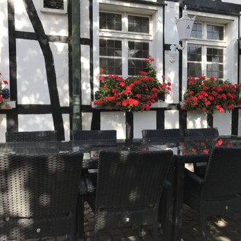 Altbergisches Haus - Tische draußen - German Near Me - Kürten, NW Altbergisches Haus - Tische draußen - German Near Me - Kürten, NW