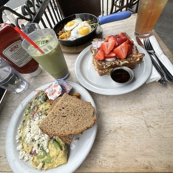 Fratelli Cafe - Omelette, hash brown skillet and French toast - Coffee & Tea Near Me - Los Angeles, California