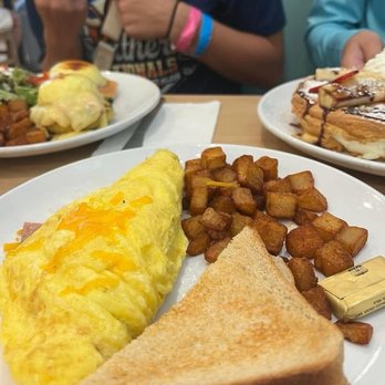 Aloha Kitchen - Omelette, pancakes, Eggs Benedict - Breakfast & Brunch Near Me - Honolulu, Hawaii