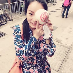 郭錦記餅店 - 麻容 是白芝麻馅儿的，我以为是黑只拿呢不是很甜，好大一个！