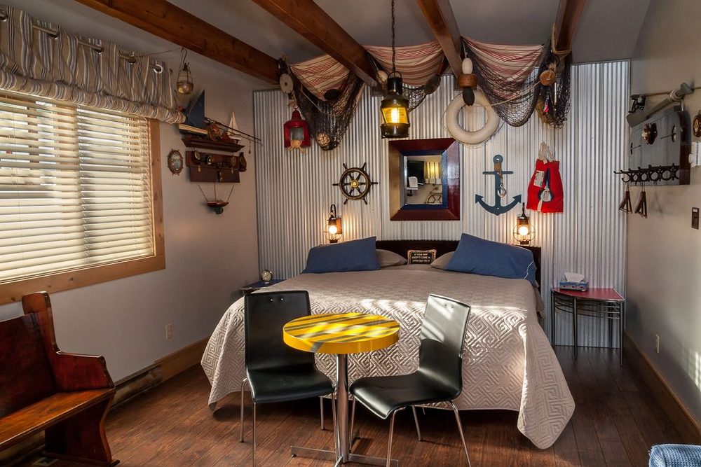 BEACH GABLES Updated September 2024 243 Front Street, Kaslo, British Columbia Guest Houses